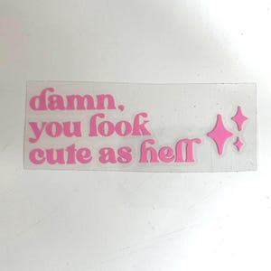 「Damn You Look Cute As Hell」ミラーステッカー - 力とポジティブな雰囲気を演出する大胆なステートメントデカール。バスルームや化粧台の鏡に最適