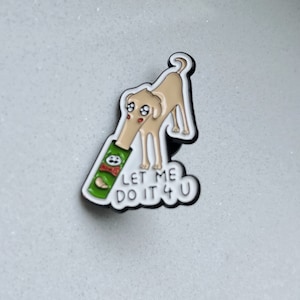Könnte beinhalten: Eine weiße Emaille-Anstecknadel mit einem Cartoon-Hund, der seinen Kopf in eine grüne und weiße Tüte Chips steckt. Der Text auf der Anstecknadel lautet "Let me do it 4 u".
