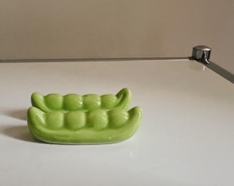 Pea Pod Chopstick Holder Set – Cute Green Ceramic Rest for Sushi, Ramen & Asian Dining, Handmade Kitchen Accessory Gift for Foodies