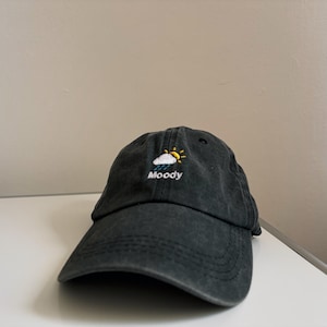 Cap with embroidered “Moody” motif