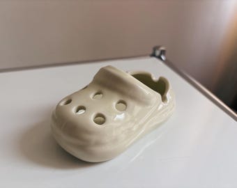 Handmade Ceramic Crocs Ashtray – Funny Croc Shoe Ashtray, Unique Gift for Crocs Lovers, Quirky Home Decor, Handmade Smoking Accessory