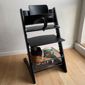 Ein Trofast Tripp Trapp Adapter in der Farbe Schwarz in einem Stokke Tripp Trapp in Kombination mit einem Trofast Stahlkorb. Ohne unseren Trofast Tripp Trapp Adapter würde der Korb nicht halten.