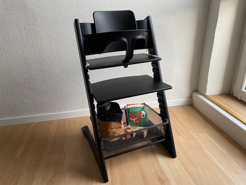 Ein Trofast Tripp Trapp Adapter in der Farbe Schwarz in einem Stokke Tripp Trapp in Kombination mit einem Trofast Stahlkorb. Ohne unseren Trofast Tripp Trapp Adapter würde der Korb nicht halten.