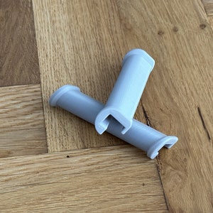 Trofast Tripp Trapp Adapter in der Farbe Grau, um einen Trofast Stahlkorb in einen STOKKE Tripp Trapp zu montieren, da der Trofast ansonsten nicht in den Tripp Trapp passt und immer wieder herausrutscht.