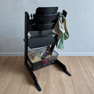 EIn Trofast Tripp Trapp Adapter sowie die Haken für den Stokke Tripp Trapp im Einsatz.