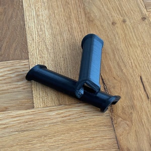 Trofast Tripp Trapp Adapter in der Farbe Schwarz, um einen Trofast Stahlkorb in einen STOKKE Tripp Trapp zu montieren, da der Trofast ansonsten nicht in den Tripp Trapp passt und immer wieder herausrutscht.