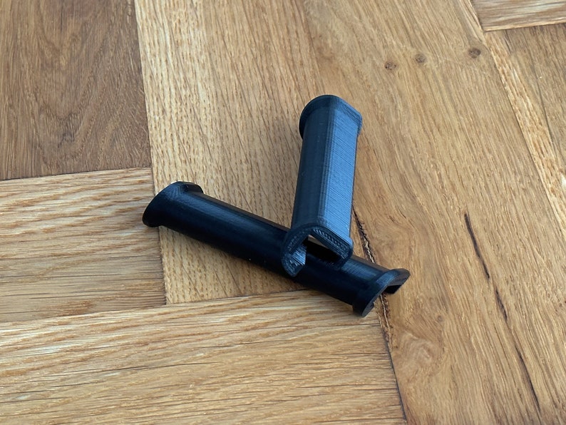 Trofast Tripp Trapp Adapter in der Farbe Schwarz, um einen Trofast Stahlkorb in einen STOKKE Tripp Trapp zu montieren, da der Trofast ansonsten nicht in den Tripp Trapp passt und immer wieder herausrutscht.