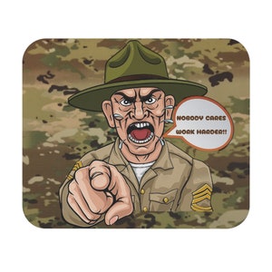 Könnte beinhalten: Eine Cartoon-Illustration einer Person, die einen grünen Militärhut trägt und einen ernsten Gesichtsausdruck hat. Die Person zeigt auf den Betrachter und schreit "Niemand interessiert es, arbeite härter!" in einer Sprechblase. Der Hintergrund ist ein Tarnmuster.