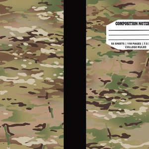 Op de afbeelding: Een compositieboek met een camouflage-patroonhoes. De hoes heeft de tekst "COMPOSITION NOTEBOOK" en details over het boek: 55 vellen, 110 pagina's, 7,5 x 9,25 inch, college-regel.