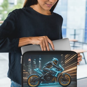 Puede incluir: Una funda para portátil negra con cierre de cremallera. La funda presenta un gráfico colorido de una persona conduciendo una motocicleta por una ciudad de noche. La motocicleta es azul y amarilla con luces brillantes.
