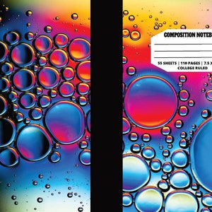 Op de afbeelding: Compositie notitieboek omslag met een kleurrijk abstract ontwerp van iriserende bubbels op een zwarte achtergrond. De tekst op de omslag luidt "COMPOSITION NOTEBOOK", "55 SHEETS | 110 PAGES | 7.5 X 9.25 IN", en "COLLEGE RULED".