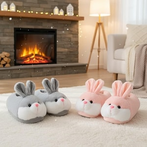 Bonitas pantuflas de conejo para mujer, cálidas y de felpa para invierno, con diseño de conejo rosa de dibujos animados, suela suave para el hogar.