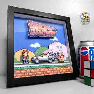 Caja de sombras de Regreso al futuro con diseño de píxeles - Hecha a mano - Capas 3D - Enmarcada