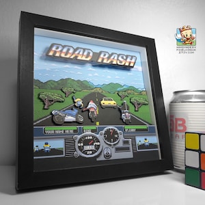 Puede incluir: Una pieza de arte pixelado en 3D enmarcada del clásico videojuego Road Rash. La obra de arte presenta un marco negro con una escena colorida de una carretera con motocicletas y un automóvil. El título del juego "ROAD RASH" se muestra en letras grandes en la parte superior del marco. La interfaz del juego es visible en la parte inferior del marco, incluido el nombre del jugador, la bicicleta y la velocidad.