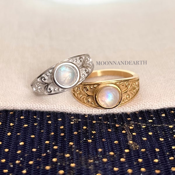 Anello "La Luna" con pietra di luna naturale e fascia incisa