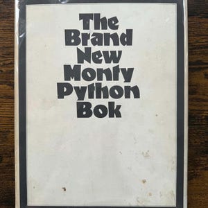El nuevo libro de Monty Python (1972) – Un clásico de la comedia vintage