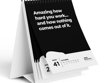 Calendario da tavolo estremamente demotivante 2026 con 52 citazioni demotivanti.