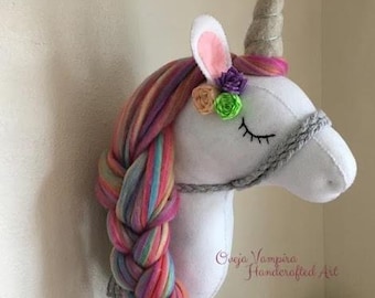 Unicornio de peluche hecho a mano para montar en la pared