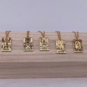 Pendentif tarot doré :Symbole de sagesse