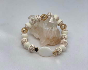 Armband aus Holz und Perlmuttperlen