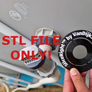 Op de afbeelding: Een zwart cirkelvormig object met de tekst "SliceRight™ by VanDijk" wordt in een hand gehouden. De afbeelding toont ook een sanitair armatuur en de rode woorden "STL FILE ONLY!"