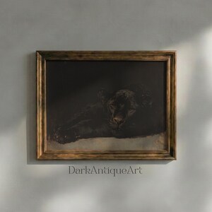 Può includere: Dipinto vintage incorniciato di una pantera nera a riposo. L'opera d'arte è in uno stile cupo e malinconico con una cornice dorata. Il testo "DarkAntiqueArt" è in basso.