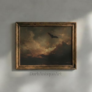 Peut inclure: Une impression vintage encadrée représente un ciel nocturne dramatique avec des nuages sombres et une silhouette de chauve-souris en vol. L'œuvre a un cadre doré et le texte "DarkAntiqueArt" est imprimé en bas.
