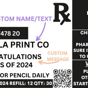 Może przedstawiać: Projekt etykiety recepty z tekstem "CUSTOM NAME/TEXT" i "CONGRATULATIONS CLASS OF 2024". Etykieta zawiera tekst "TAKE 1 PEN OR PENCIL DAILY" i "USE DAILY". Zawiera r&oacute;wnież komunikat ostrzegawczy.