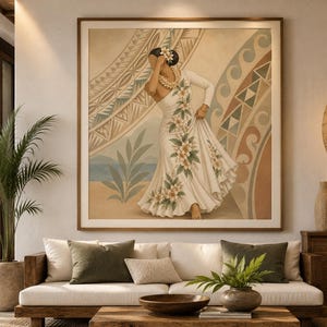 Peut inclure: Une impression d'art encadrée de forme carrée représentant une personne dansant dans une longue robe blanche à motifs floraux, portant un collier de fleurs et un accessoire de cheveux. Le fond présente des motifs géométriques aux tons beige, ocre et bleu.