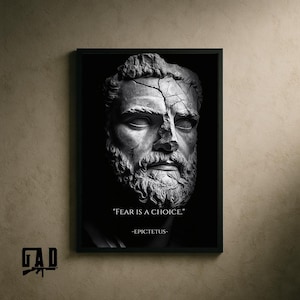Può includere: Stampa in bianco e nero incorniciata raffigurante un busto di un uomo barbuto con il volto screpolato. La citazione "FEAR IS A CHOICE." di Epitteto è sotto il busto. La stampa è in una cornice nera.