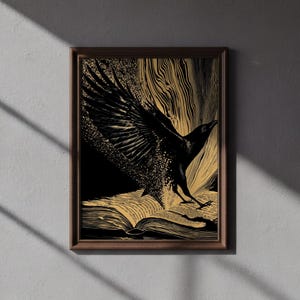 Peut inclure: Impression d'art encadrée représentant un corbeau noir en plein vol, émergeant d'un livre ouvert. L'œuvre d'art est en noir et or, avec un travail de ligne détaillé et une composition dramatique. Encadrée dans un cadre en bois marron.