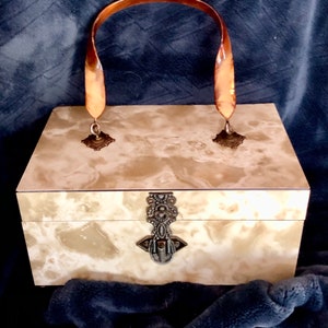 1950’s Golden & White Pearlescent Swirl Marble Box Purse Handbag, Tortoiseshell Lucite Handle, Mirror, Intricate Twist Lock Closure, Footed