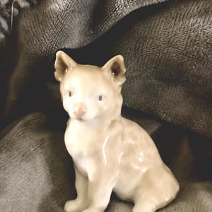 Lladro Vintage Miniature Cat Kitten Kitty, 1985, Spain, Antonio Ramos Sculpture; Perfect Sitting Kitten, Pink Nose