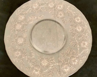 Belle assiette à gâteau, assiette à pâtisserie, assiette à cupcakes et support à amuse-gueules en verre de 12 po. Art déco des années 1920 gravé en rose