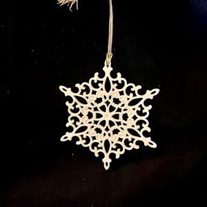 Lenox Swarovski “Snow Fantasies Snowflake” 2001 Ivory Color Porcelain Christmas Holiday Tree Collectible Ornament, Holiday Decor and Gift