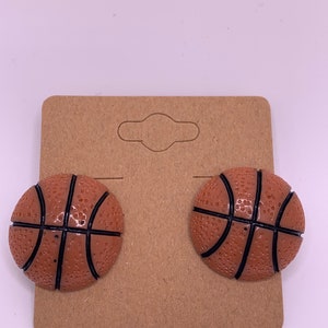 Boucles d'oreilles basket clou résine