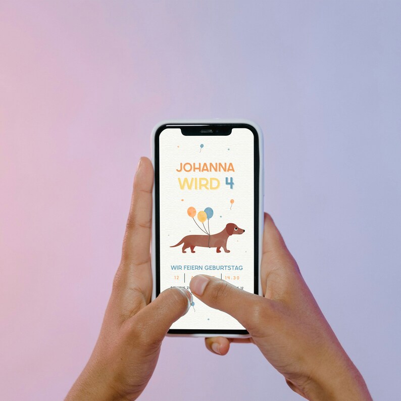 Puede incluir: Un tel&eacute;fono inteligente que muestra una invitaci&oacute;n de cumplea&ntilde;os para el 4&ordm; cumplea&ntilde;os de Johanna. La invitaci&oacute;n presenta un dachshund de dibujos animados con globos y el texto "Johanna wird 4".
