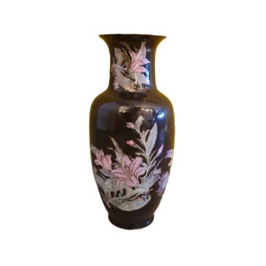 Chinese porcelain Qianlong Nian Zhi vase, from the 1950s/70s