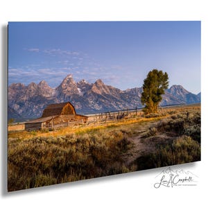Moulton Barn and Grand Tetons bei Sonnenaufgang, Jackson Hole, Wyoming : Druck / Leinwand / Acryl / Metall / Wanddeko / Landschaftsfotografie