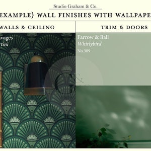 Puede incluir: Primer plano de un papel tapiz verde y blanco con un patrón en forma de abanico. El papel tapiz está etiquetado como "Divine Savages Deco Martini Arsenic". Los marcos y las puertas están pintados de un color verde apagado etiquetado como "Farrow & Ball Whirlybird No. 309".