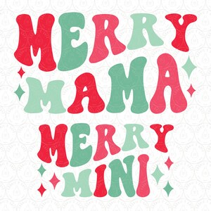 Pode incluir: Design gr&aacute;fico retr&ocirc; com as palavras "MERRY MAMA" e "MERRY MINI". O texto &eacute; vermelho, verde menta e rosa, com estrelas. O design est&aacute; em um fundo branco.
