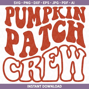 Può includere: Grafica in stile retrò con le parole "PUMPKIN PATCH CREW" in arancione e bianco. Il testo è in un carattere audace e arrotondato, perfetto per i design a tema autunnale. L'immagine include anche informazioni sul tipo di file.