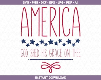 Op de afbeelding: Rood en blauw grafisch ontwerp met de tekst "AMERICA GOD SHED HIS GRACE ON THEE" en een rij sterren. De tekst "INSTANT DOWNLOAD" staat onderaan het ontwerp.