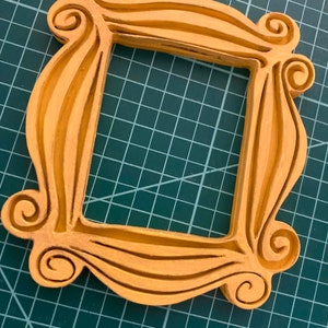 Arquivo Glowforge | Arquivo SVG de moldura de Friends cortado a laser para download digital Moldura de olho mágico de Friends | Projeto Glowforge fácil de vender | Arquivo cortado a laser