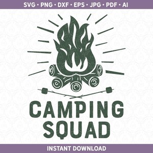 Pode incluir: Design em silhueta preto e branco de uma fogueira com chamas e toras, com dois paus e marshmallows de cada lado. O texto "Camping Squad" está abaixo da fogueira.