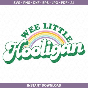 Könnte beinhalten: Digitales Grafikdesign mit dem Schriftzug "Wee Little Hooligan" in einem Retro-Font, über einem pastellfarbenen Regenbogen. Der Text ist grün mit weißer Umrandung, und der Regenbogen hat sanfte Farben. Die Worte "Instant Download" stehen unten.