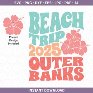 Puede incluir: Un diseño gráfico colorido con el texto "Beach Trip 2025 Outer Banks" en un estilo retro. El diseño presenta flores de hibisco rosas.