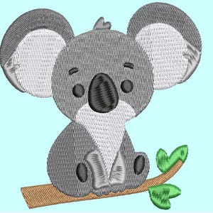Puede incluir: Un koala gris sentado en una rama con hojas verdes. El koala tiene una barriga blanca y una nariz negra.