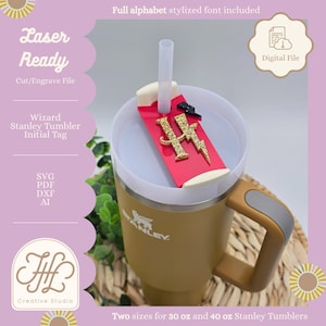 Puede incluir: Un vaso Stanley dorado con tapa blanca y una etiqueta roja con la letra "H" y un rayo. La etiqueta está diseñada para un vaso Stanley Wizard. La imagen incluye el texto "Laser Ready" y "Digital File".