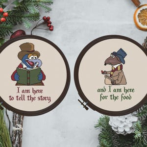 Puede incluir: Dos piezas de arte de aro bordado con un personaje azul y rojo sosteniendo un libro y el texto "Estoy aquí para contar la historia" y un personaje marrón sosteniendo un libro y el texto "y estoy aquí para la comida".